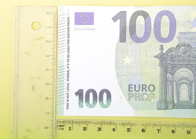 Muž platil na čerpacích stanicích falešnými eury, která se používají ve filmech