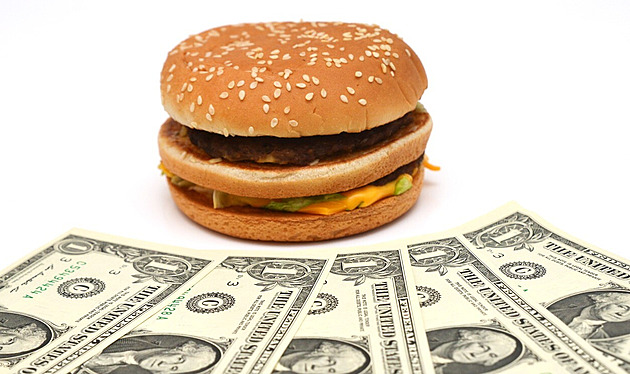 Big Mac index ukázal podhodnocenou korunu vůči dolaru. Byla na tom i hůř