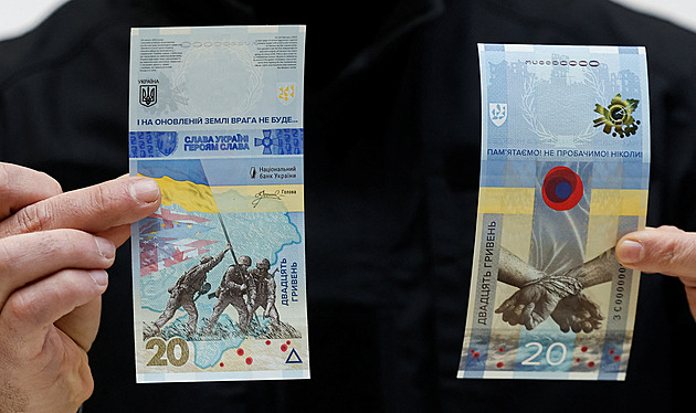 Svázané ruce a vlajka. Ukrajina ukázala pamětní bankovku k výročí invaze