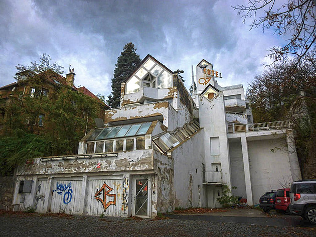 „Demoliční“ dotace na narkomanské squaty. Stát má pro obce 120 milionů na zbourání ruin, musí je ale vlastnit