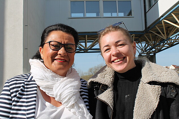 Ukrajinská uprchlice Ljudmyla Opanasjuková (vpravo), která utekla ped válkou...