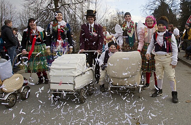 Tradi�n� post�ekovsk� masopust na Doma�licku uzav�el p�t� den masopustn� pr�vod...