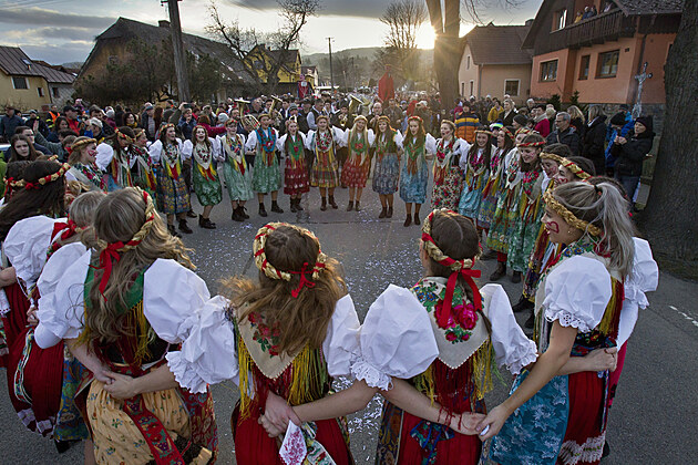 Tradi�n� post�ekovsk� masopust na Doma�licku uzav�el p�t� den masopustn� pr�vod...