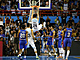 Argentinsk basketbalista Gabriel Deck zakonuje v utkn proti Dominiknsk...