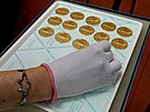 Raba zlatých mincí v eské mincovn