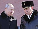 Ruský prezident Vladimir Putin (vlevo) a jeho ministr obrany Sergej ojgu pi...