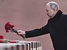 Ruský prezident Vladimir Putin pokládá kvtiny k hrobu neznámého vojína v...