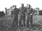 Emil Bo�ek (prvn� zleva) u z�mku v Cholmondeley.