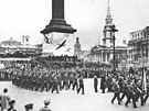 etí letci pi oslav konce války na Trafalgarském námstí v Londýn.