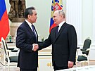 Pedstavitel ínské diplomacie Wang I a ruský prezident Vladimir Putin na...