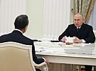 Ruský prezident Vladimir Putin na jednání s vysoce postaveným pedstacitelem...