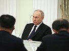Ruský prezident Vladimir Putin na jednání s vysoce postaveným pedstacitelem...