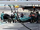 Mechanici týmu formule 1 Aston Martin dopravují vz Felipe Drugoviche do garáe.