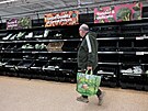 V britských supermarketech asto zejí regály se zeleninou a ovocem prázdnotou....