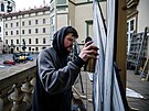 Výtvarník Chemis vytvoil streetarové dílo, které umístil na balkon paláce...
