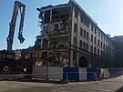 Na Stekov demolují bývalou správní budovu Schichtovy továrny