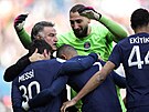 Fotbalisté Paris St. Germain slaví vítznou trefu Lionela Messiho v ligovém...