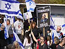 Izraelci ped budovou Knesetu, izraelského parlamentu v Jeruzalém, protestují...