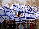 Izraelci ped budovou parlamentu v Jeruzalém protestují proti vládní reform...