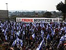 Izraelci ped budovou parlamentu v Jeruzalém protestují proti vládní reform...