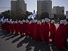 Izraelci protestují proti vládní reform justice. Nkteré eny se pevlékly za...