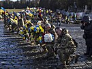 Ukrajintí vojáci vzdali úctu svému veliteli bhem pohbu na Lvovském hbitov....
