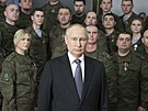 Vladimir Putin bhem návtvy velitelství Jiního vojenského okruhu na neznámém...