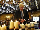 Bývalý premiér Boris Johnson zapaluje svíku na bohoslub za obti války v...