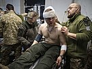 Ukrajinský vojenský zdravotník oetuje v polní nemocnici u Bachmutu zranného...