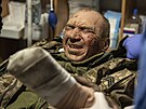 Zranný ukrajinský voják v polní nemocnici u Bachmutu (26. února 2023)