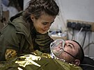 Pítelkyn ukrajinského vojáka v polní nemocnici u Bachmutu. (26. února 2023)
