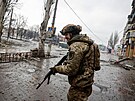 Ukrajinský voják prochází prázdnou ulicí msta Bachmut. (25. února 2023)