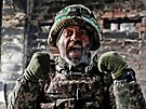 Ukrajinský voják se raduje z úspné palby v pední linii msta Bachmut v...