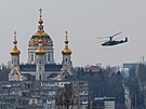 Ruský útoný vrtulník Kamov Ka-52 Alligator prolétá kolem kostela v Rusy...