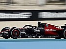 Valtteri Bottas s vozem Alfa Romeo v pedsezonních testech formule 1 v Bahrajnu