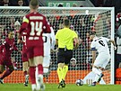 Karim Benzema z Realu Madrid v osmifinále Ligy mistr v Liverpoolu stílí gól...