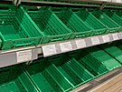 Regály v britských obchodech jsou prázdné. Chybí zelenina