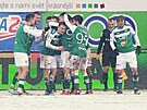 Jablonetí fotbalisté se radují z gólu do sít soupee z Teplic.