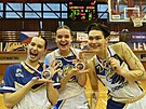 Basketbalistky chomutovských Levhartic slaví druhé místo v eském poháru en.