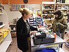Vedouc prodejny smenho zbo v Provodov Pavlna Chmelaov (vlevo).