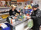 Vedouc prodejny smenho zbo v Provodov Pavlna Chmelaov (vlevo).