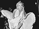 Hereka Marilyn Monroe pózuje nad míí newyorského metra bhem focení na...