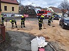 Z protr�en� n�dr�e kamionu uniklo velk� mno�stv� nafty.