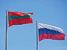 Vlajky moldavského separatistického regionu Podnstí a Ruska v centru...
