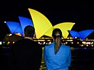 Operu v Sydney prozáily barvy ukrajinské vlajky. (24. února 2023)