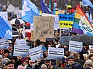Asi deset tisíc lidí se shromádilo na berlínské demonstraci proti posílání...