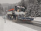 Silnice pokrývá rozbedlý sníh. V Krkonoích platí 3. stupe lavinového...
