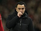 Xavi, trenér fotbalist Barcelony, gestikuluje bhem utkání s Manchesterem...
