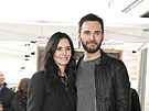 Courteney Coxová a její partner Johnny McDaid (Los Angeles, 27. února 2023)
