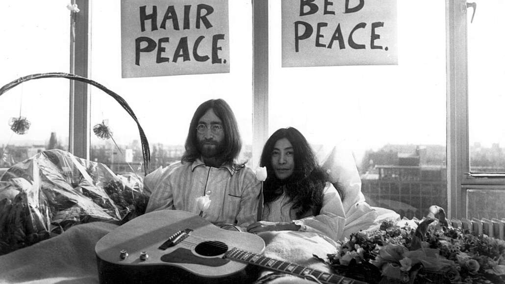 Jedna z ikonických tiskovek Johna Lennona and Yoko Ono z hotelu Hilton v...